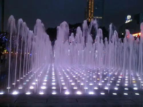 广东广州天河,时尚天河商业广场,的音乐喷泉有首歌,是男声的,中间突然