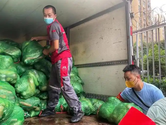 京东物流快递员正在运送保供物资.京东成都供图