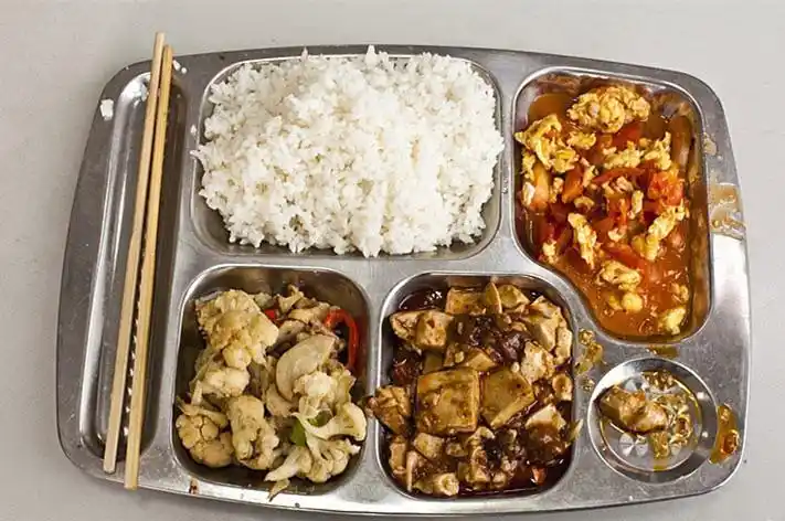 差距真大世界各地学生食堂饭菜对比