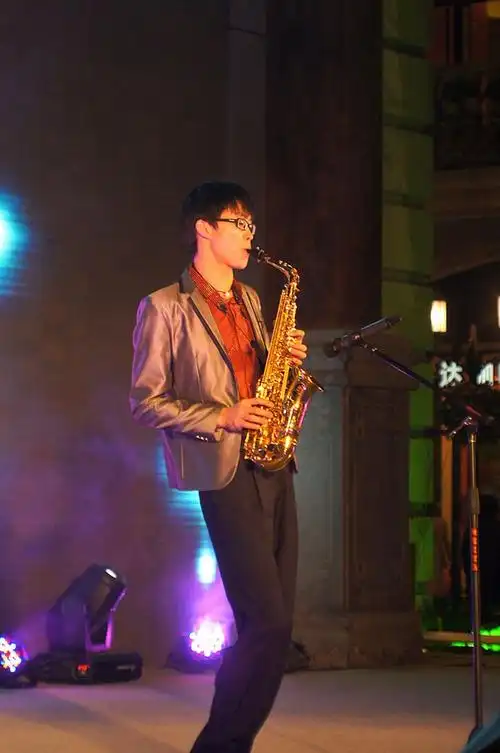 【萨克斯演奏(汉街天天演,梦幻乐享圣诞)】-人文纪实论坛-zol中关村在