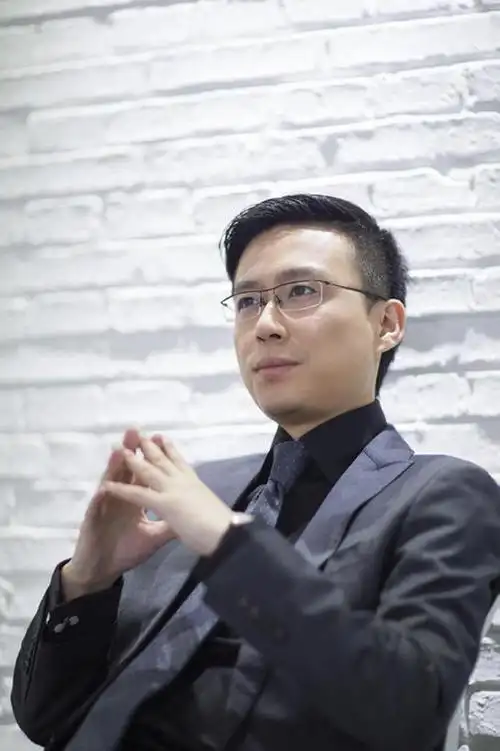 成熟商务男士思考