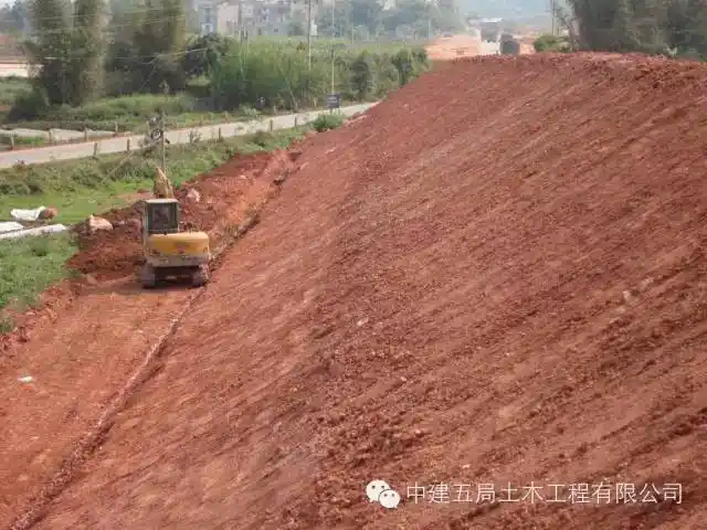 台阶开挖:路基填筑段原地面横向坡度陡于1:5时就要做成台阶形?