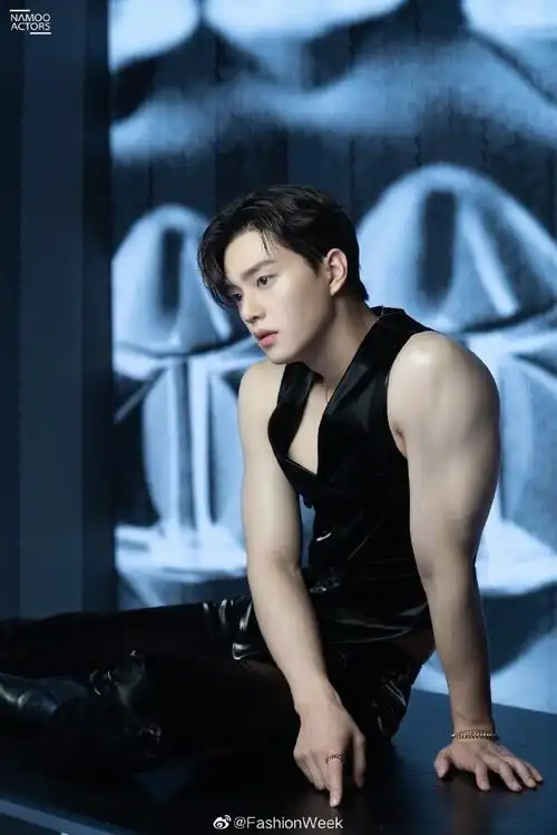 韩国网友在健身房偶遇宋江,举铁的宋江,花美男变身肌肉型男!