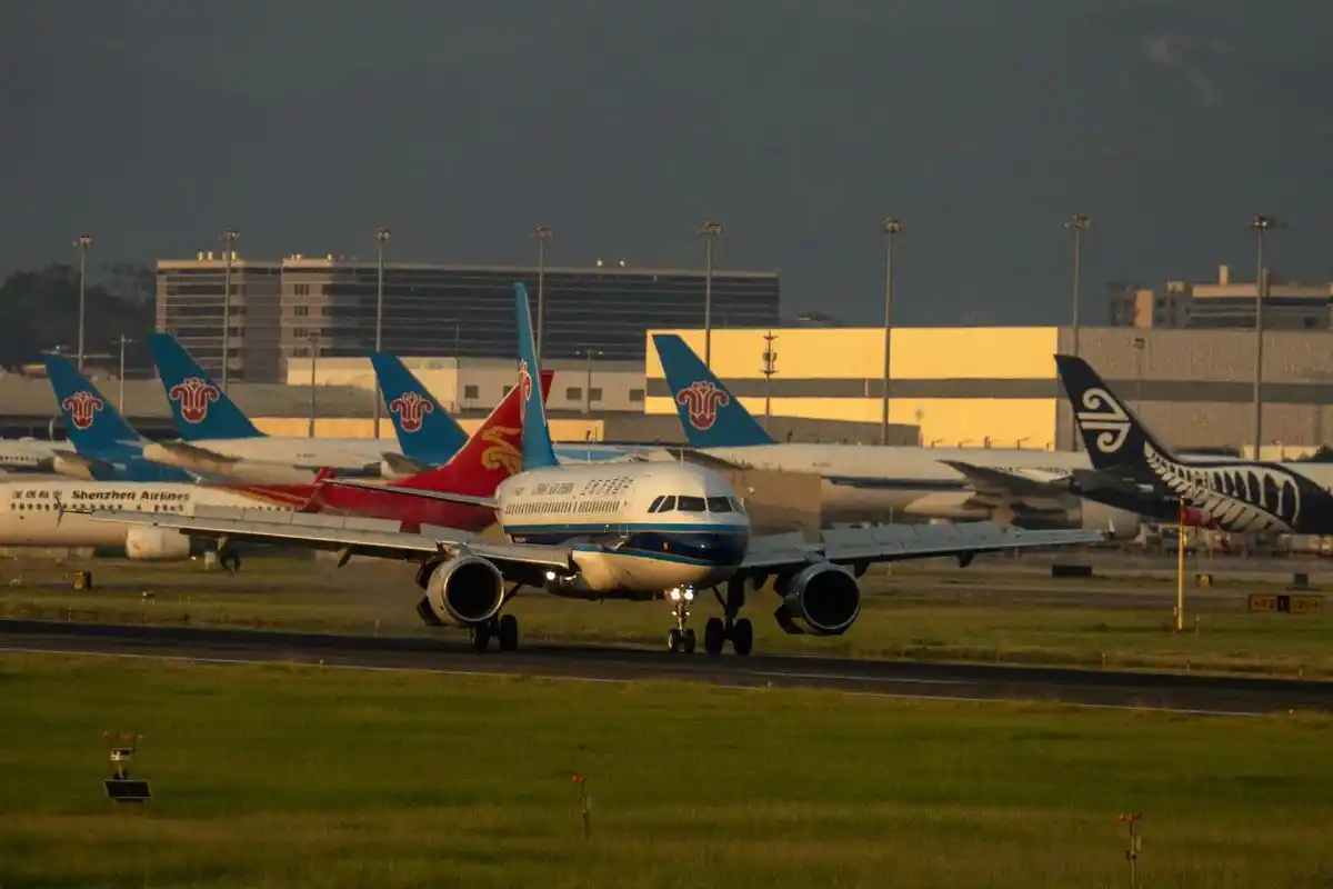 拍飞机的第1天.才发现图从关联抖音上传的作品都是没声音的#航 - 抖音