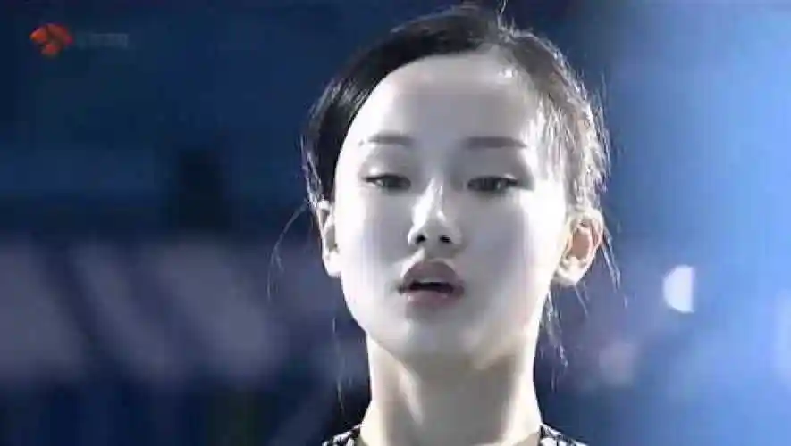 女神黄龄不仅歌唱得好跳水也不错就是水花有点大