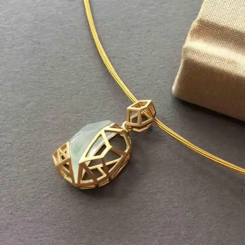 镂空款冰种翡翠加几何金工艺吊坠18k黄金镶嵌