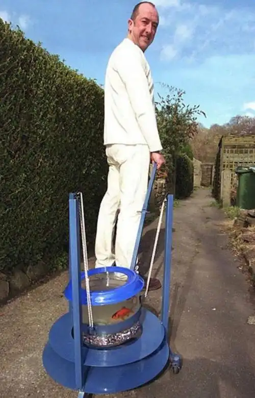 盘点最古怪发明 头上卷纸机不可思议