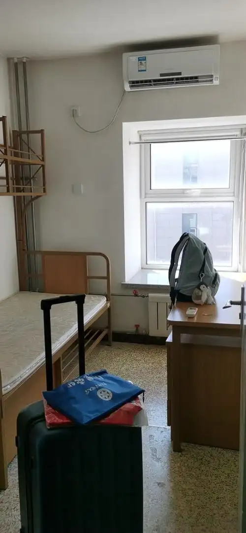 我们宿舍一个套间里有七个单人间,学校把两个单人间全部合并成三人间