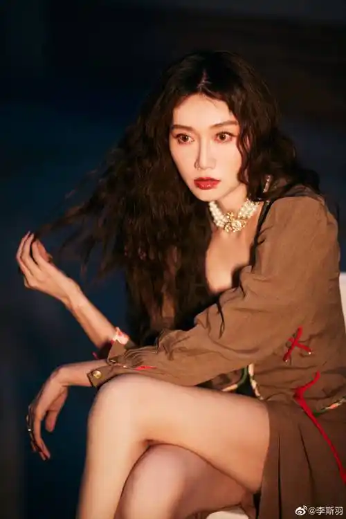 美女主播李斯羽写真露出事业线大美腿!雪肤玉貌性感火辣