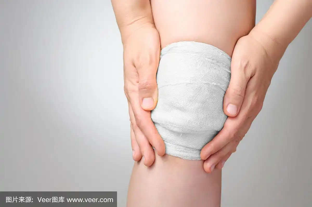 受伤的膝盖用绷带包扎