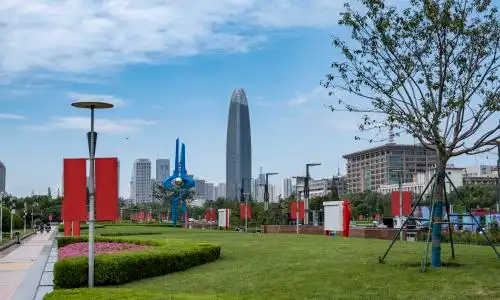 中国山东济南泉城广场绿地中心城市天际线