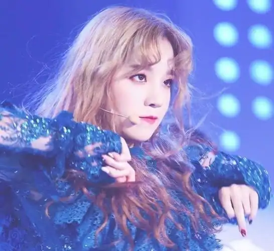 有一种"惊艳"叫宋雨琦戴眼镜,没有最美只有更美,保护欲爆棚!_网易订阅