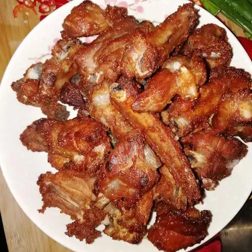 腐乳炸排骨,肉质紧实入味,一盘子都不够吃