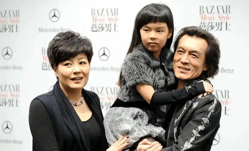 李咏妻子哈文:坚持不改嫁定期给公婆生活费,定居美国的女儿怎样_男