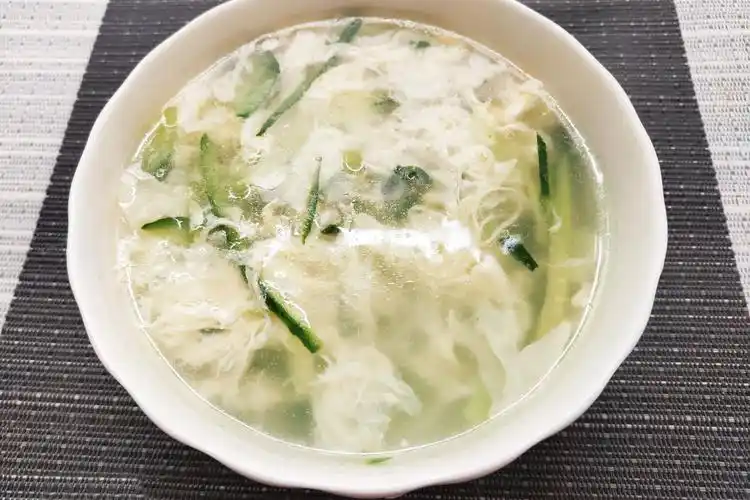 天热了,在家做一碗清淡爽口的黄瓜蛋花汤吧,10分钟即可轻松搞定哦.