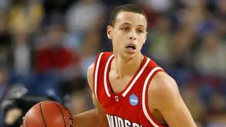 大学时期的库里有多强?谁也没想到瘦小的他改变了一个篮球时代!