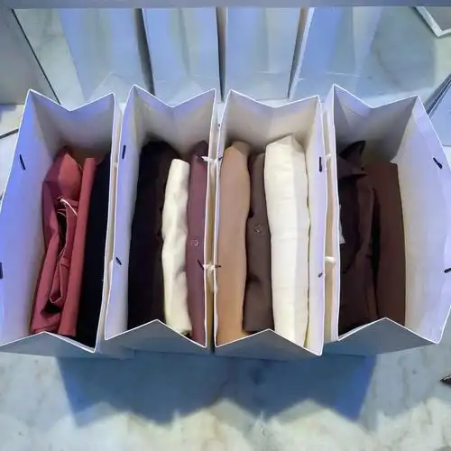 秋款上新每个顾客都提着几袋子衣服走