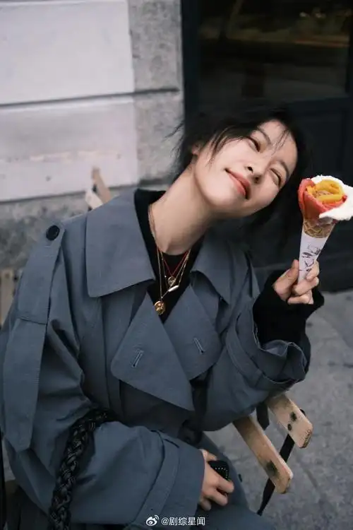 周雨彤米兰时装周花絮照片我们周周好可爱好美喔笑的真的好甜