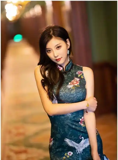 原创原创完颜女神杨晨晨演绎新式旗袍风绿色旗袍复古优雅自带芬芬
