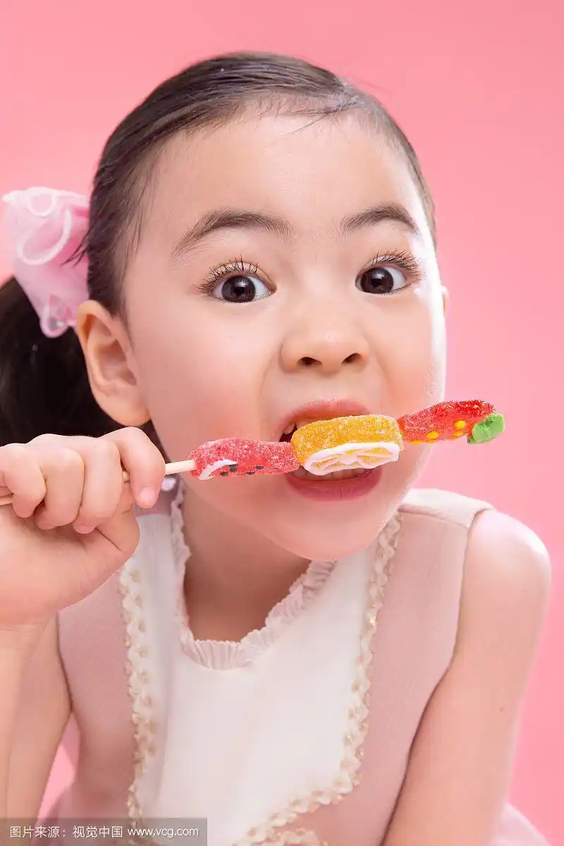 可爱的小女孩吃棒棒糖
