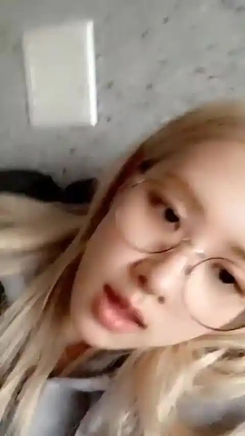 戴着眼镜的朴彩英,温温柔柔的素颜好美!