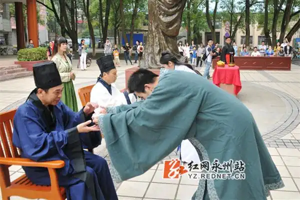 (学子向师者行鞠躬礼 摄影/何帅文)