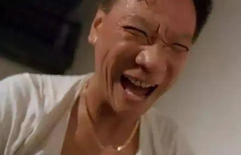 他是"四大恶人之一",一生未婚,无儿无女,曾是周润发的经纪人_何家驹