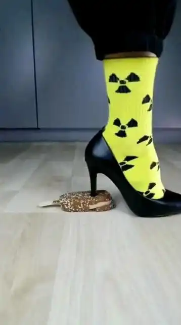 高跟鞋踩东西,我也说不出来,有种莫名的爽