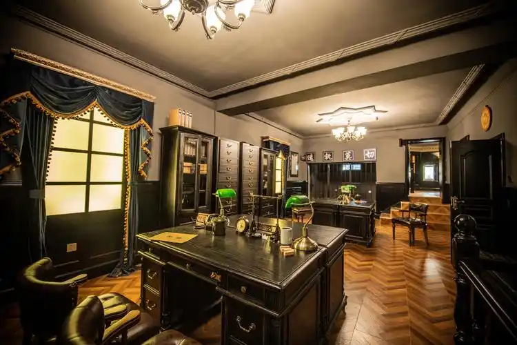 在景区内,您可以欣赏到内容丰富的天津特色曲艺与民国风演出: 津味