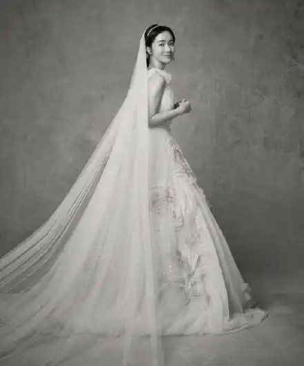 李贞贤晒婚纱照,称曾用歌声击退山贼,还和郑俊英是好朋友