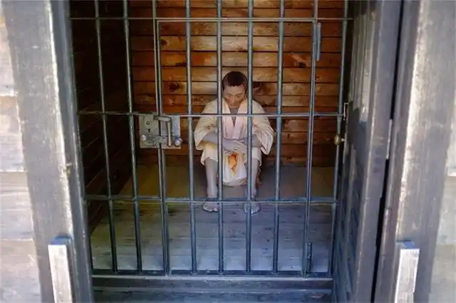 这个是禁闭惩罚室,受禁闭处分的罪犯单独关在这里,减少伙食,不给卧具