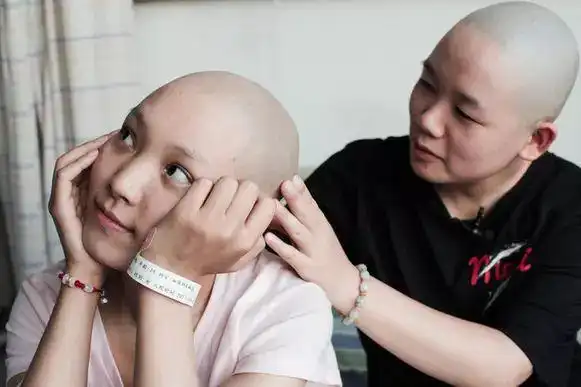 看哭了!贵州女孩患白血病,重庆闺蜜剃光头:我陪你一直走下去