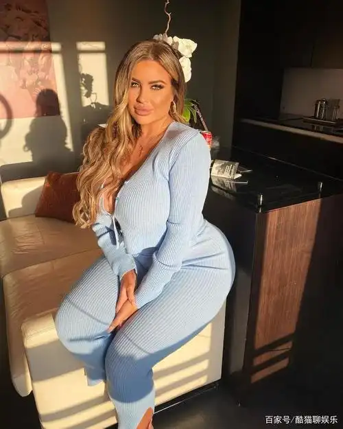 160斤的英国大码模特,长相甜美,丰盈的体型,更为她的魅力加分