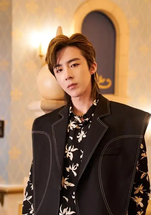 "戒烟"的刘宇宁被拍到在公众场合吸烟,因吸烟垮掉的人设还少吗