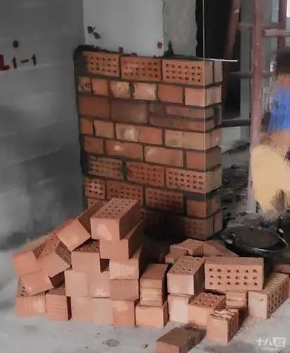 相对来讲95砖墙体厚度和空心砖是一样的, 自重要重, 隔音效果比空心砖