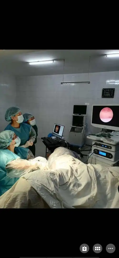 专家为患者进行宫腔镜手术