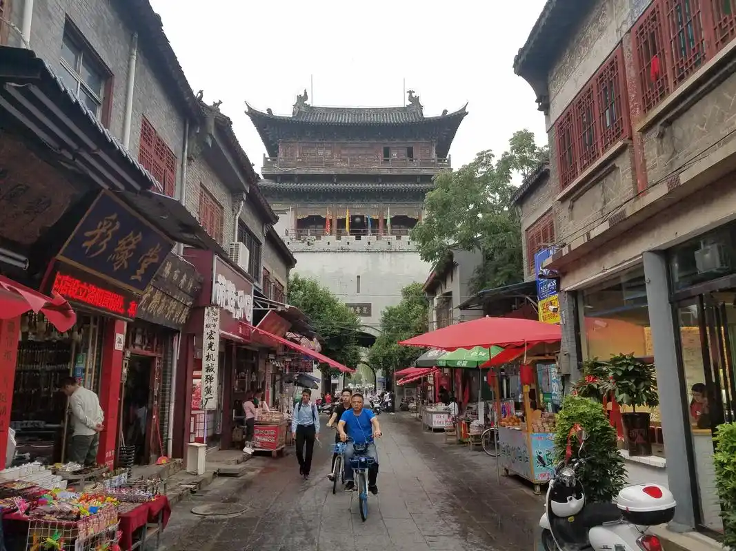 洛阳老城区实拍!街道古色古香,字画店很多
