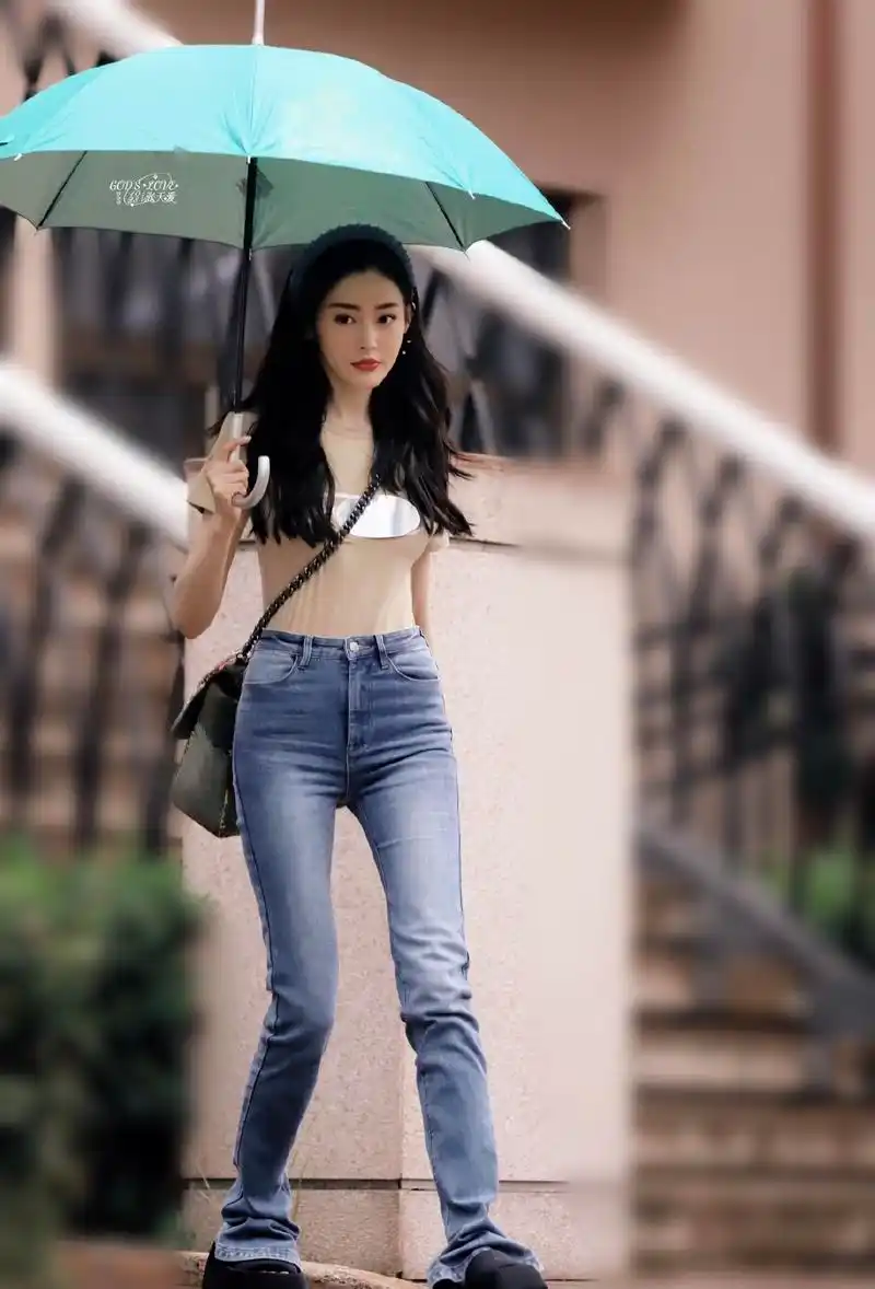 张天爱浪姐出街图好靓!雨中撑伞气质爆表,胯宽穿牛仔裤好好看啊