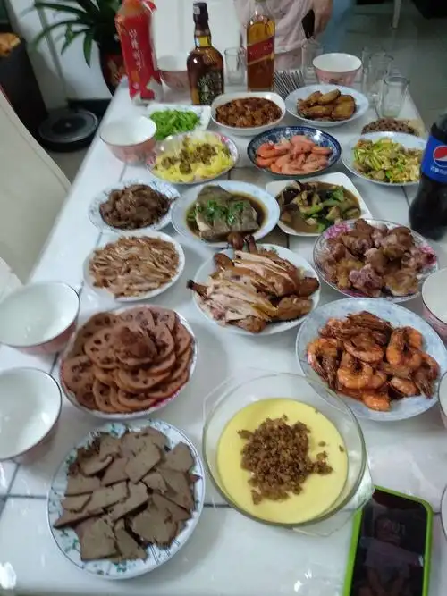 大家动手,满满的一桌,年夜饭酒菜.