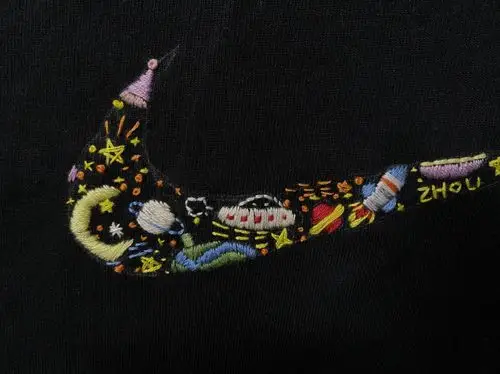 nike刺绣 星空宇航员附过程细节图_刺绣_星空_耐克怎么样_果酱_缎面
