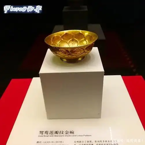 鸳鸯莲花瓣金钵是一件代代相传的珍品.