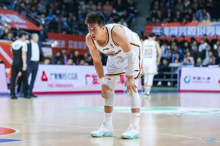 郭艾伦更博:上场了扣篮了&没罚篮挺遗憾 感谢大家 感恩_投篮_助攻