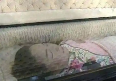 邓丽君遗体照流出:和生前一样漂亮,下葬时仍保持那份最后的优雅