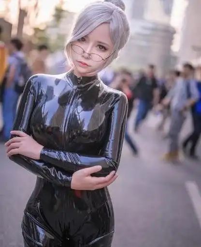 漫展女神走红穿着胶衣大秀身材网友谁能不爱