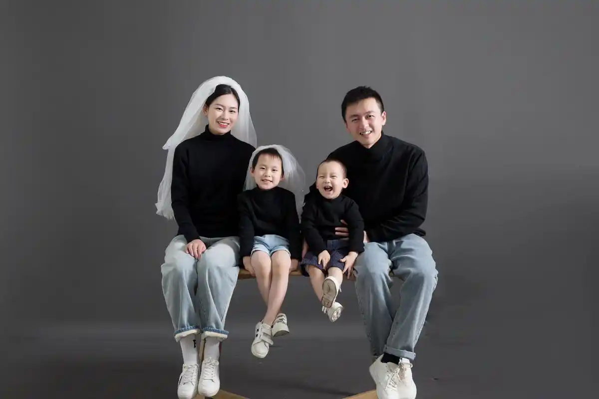 一家四口的合照来啦   再多的文案也不及一张照片 7815记录拍照