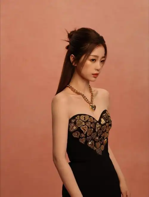 心锁项链##虞书欣爱心抹胸裙#虞书欣爱心抹胸裙搭配心锁项链造型,时尚