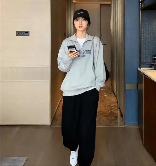 黑灰搭配好看吗?黑色和灰色碰撞搭配很好看,彰显低调成熟的个性