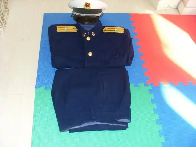 一套是警察冬常服,一套是海军舰艇军官冬装,和一顶65棉军帽,东西不多