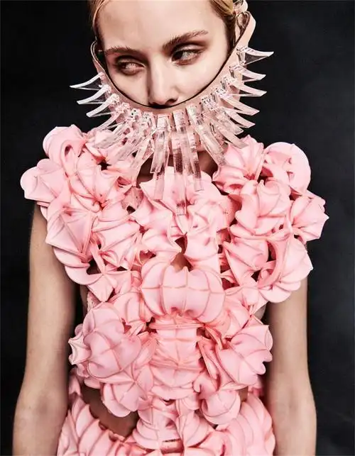 anja demuth的夸张雕塑时装实验