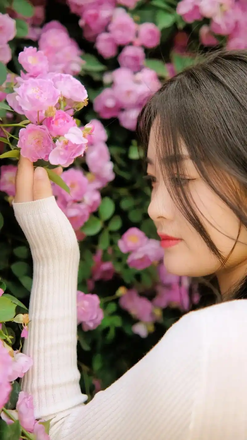 人像摄影 #每一帧都是热爱 #实景拍摄 #蔷薇花开  - 抖音